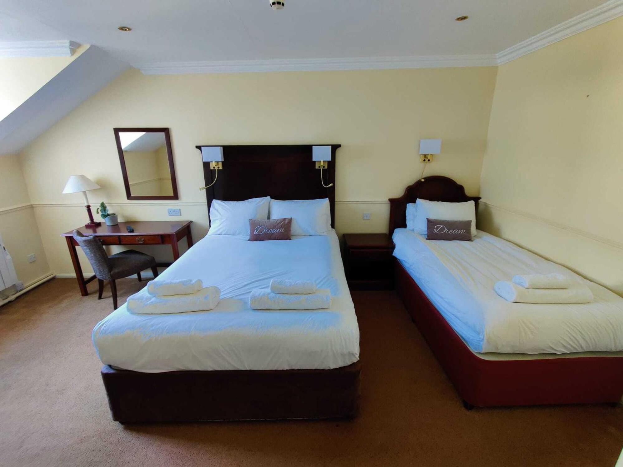The Crown Hotel 法拉姆灵厄姆 客房 照片